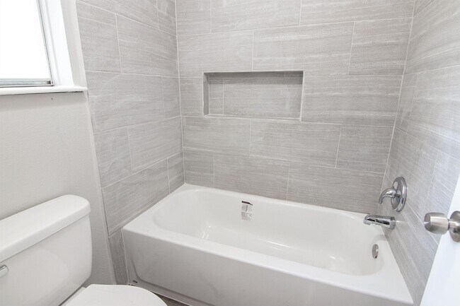 Building Photo - 23710 Farm Hill Dr