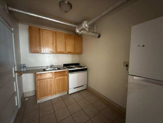 Building Photo - 7407 N Damen Ave