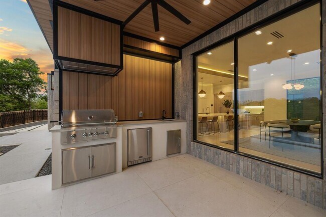 Building Photo - 2401 Oakhaven Cir