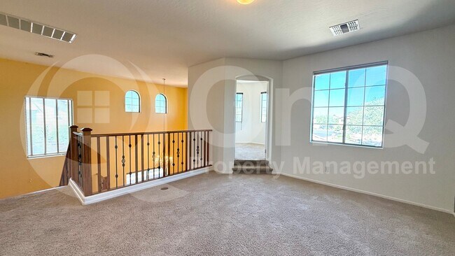Building Photo - 2131 E Yellowstone Pl