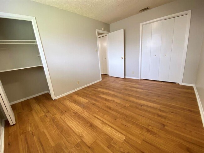 Building Photo - 11200 Renel Dr