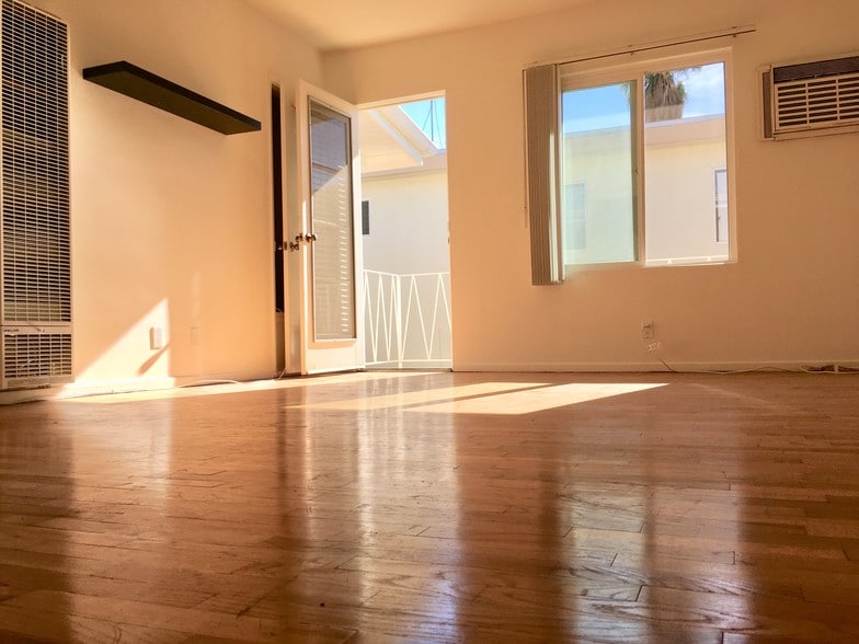 Gorgeous hardwood; spacious; lots of light - 1318 N Martel Ave