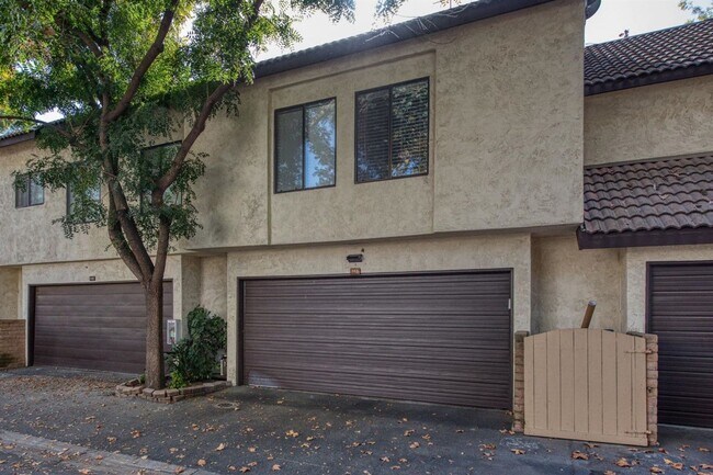 Building Photo - 3/2.5 Executive Condo in Downtown Fresno (...