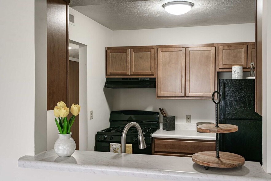 Building Photo - Emerald Pointe Apartments