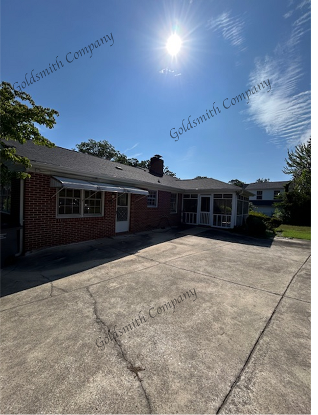 Building Photo - 2 Woodfern Cir