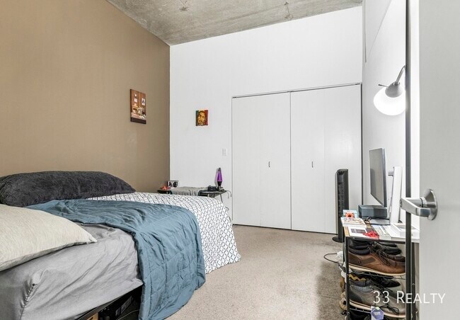 Building Photo - 235 W Van Buren St