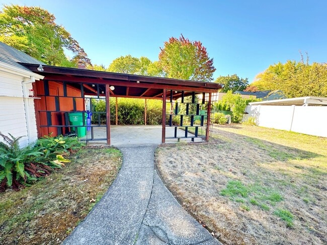 Building Photo - Stunning 3 Bedroom with Fully Fenced Yard ...