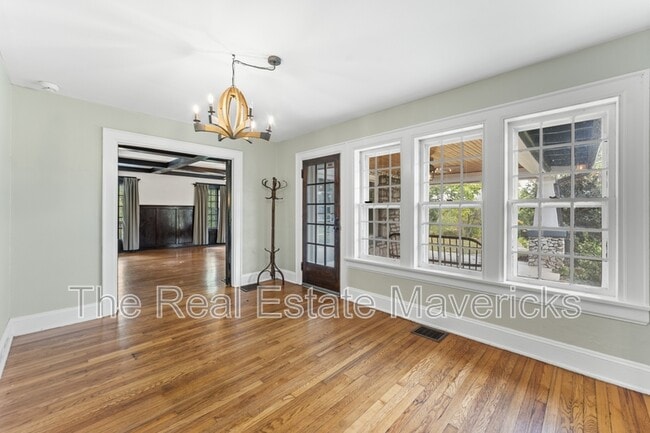 Building Photo - 3320 Montview Dr