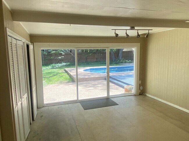 Building Photo - 4 BEDROOM WITH POOL