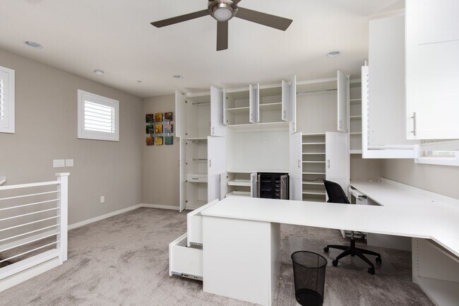 Building Photo - Fully furnished luxury townhome in Affinit...