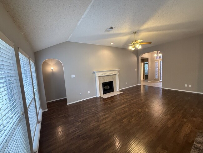 Building Photo - Charming 3 Bedroom Haven with 2 Full Baths in Fort Worth. Spacious 1748 Sq. Ft. Retreat on Comfor...
