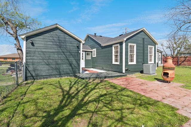 Building Photo - 602 W Pecan St