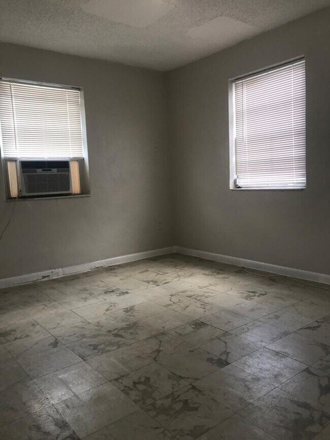 Building Photo - 2 Bedroom in Miami on NW 2nd Ct