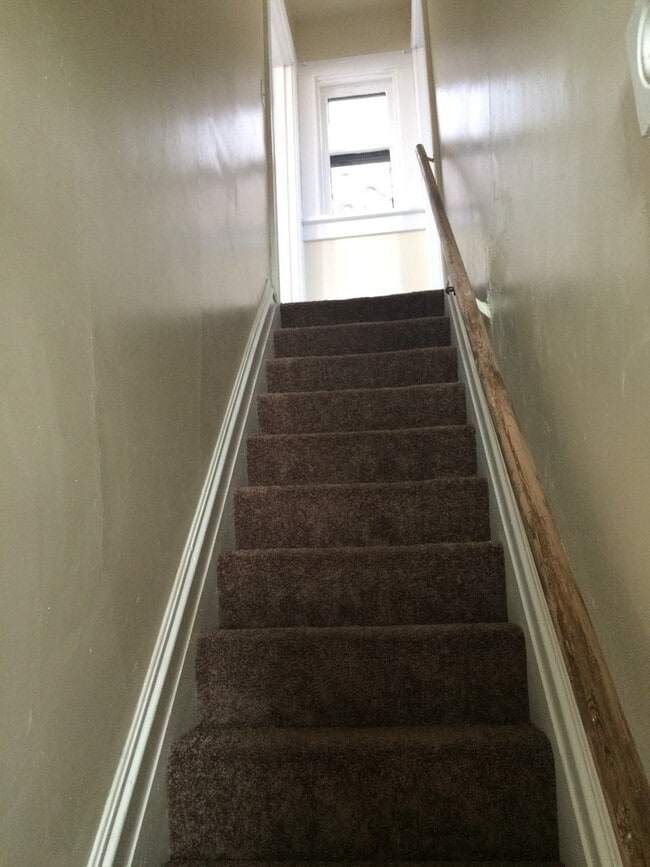 Building Photo - Large 2 Bedroom 1 Bath in MT Washington