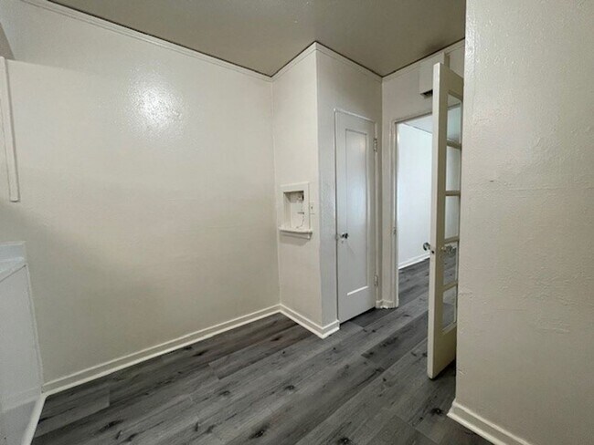 Building Photo - Quaint Studio, Freshly Painted, with modern fixtures, with front and back entrance,