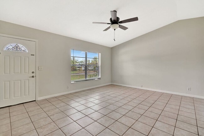 Building Photo - Beachside Bliss in Hobe Sound – Move-In Ready with Room to Roam!