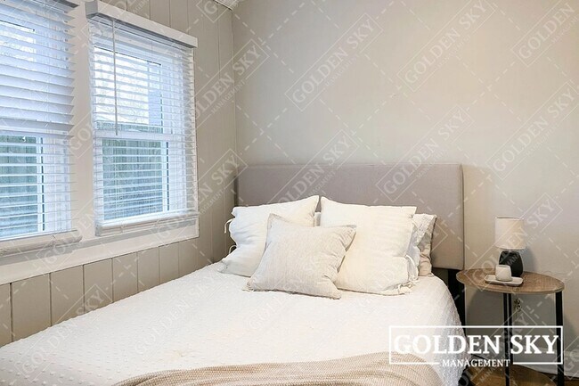 Building Photo - 4910 Winthrop Ave