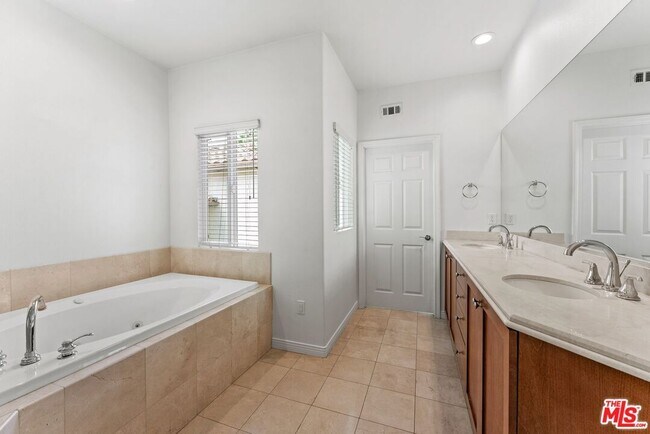 Building Photo - 5738 S Celedon Creek