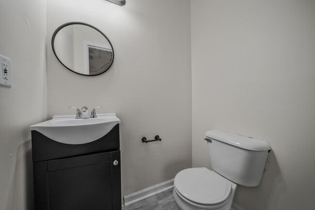 Building Photo - Spacious & Recently Renovated 4 Bedroom Home Available Now!!