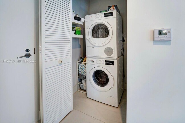 Building Photo - 9940 W Bay Harbor Dr