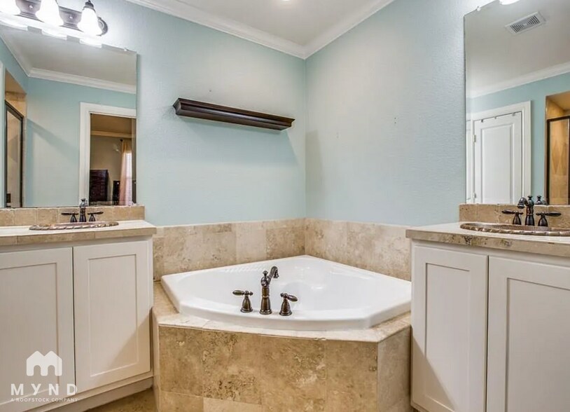 Building Photo - 3014 Carmel St