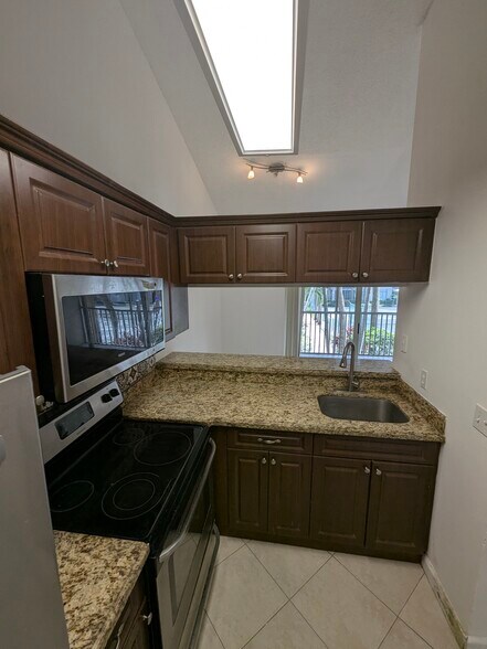 Building Photo - 18203 Glenmoor Dr
