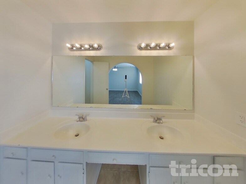 Building Photo - 4901 W Dahlia Dr