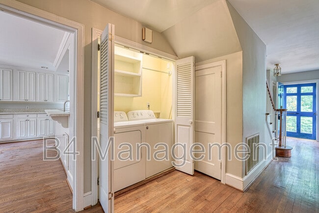 Building Photo - 925 Brentwood Dr