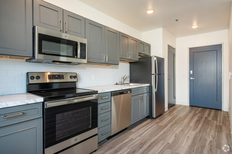 1BR, 1BA - 632SF - Monterey Apartments