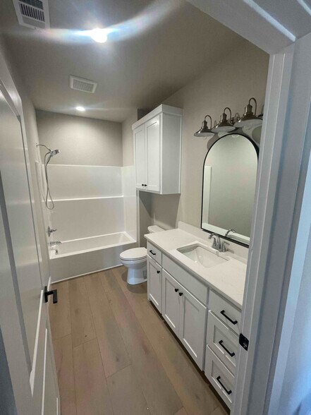 Building Photo - 129 Lakeview Dr