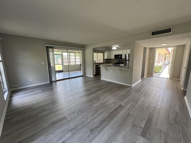 Building Photo - 1920 W Lakeview Blvd