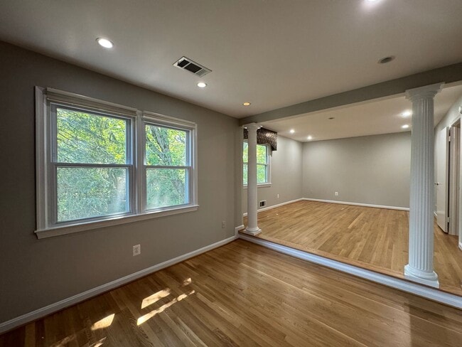 Building Photo - Spacious And Elegant 4 Bed 3 Bath Home Wit...