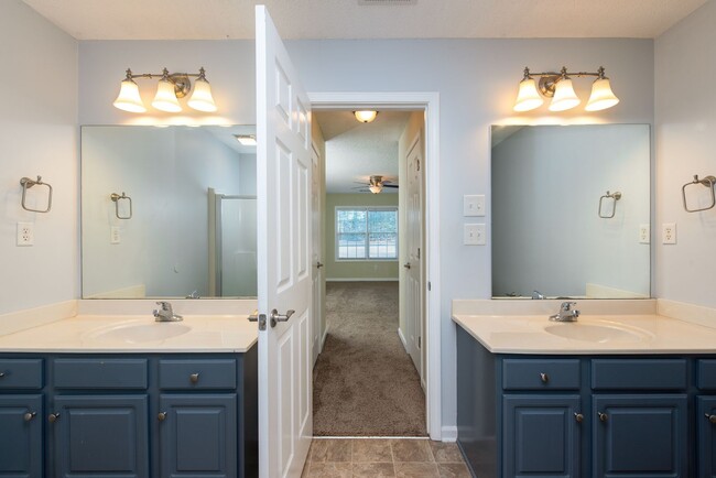 Building Photo - Spacious 4-Bedroom Home in Westside Athens...