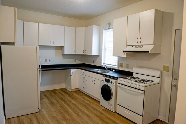 Building Photo - 1223 W 11th St