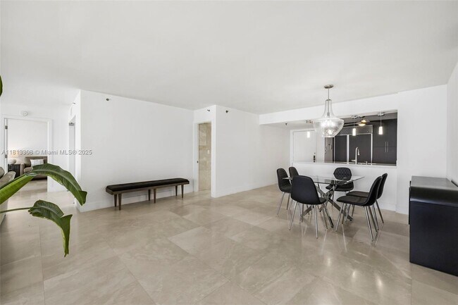 Building Photo - 2625 Collins Ave