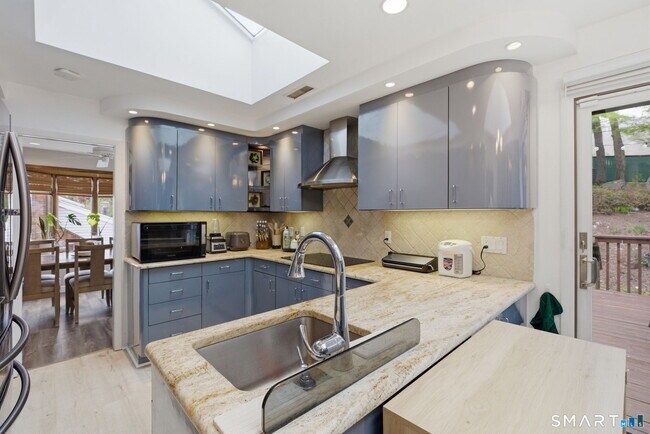 Building Photo - 53 Dagmar Rd