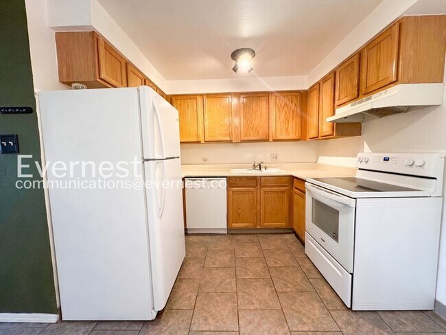 Building Photo - 2 Bed/2 Bath Condo with Modern Amenities / Available Soon!