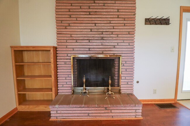 Building Photo - 3 Bed Mid-Town Beaut! Available for Immedi...