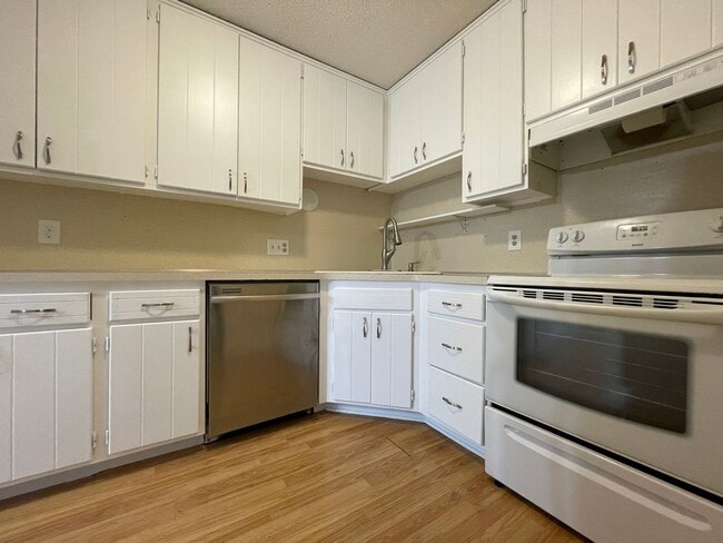 Building Photo - 3 bed/2 bath Sweet Townhome In Brooklyn Pa...