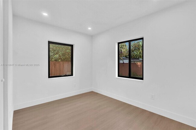 Building Photo - 1123 NE 1st Ave.