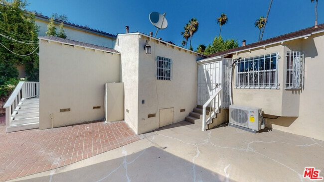 Building Photo - 1107 S Bundy Dr