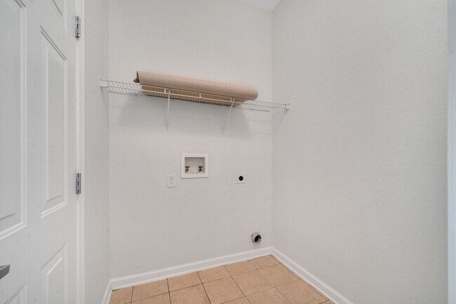 Building Photo - Beautiful 3/2 Condo in Davenport! Water and basic internet included!