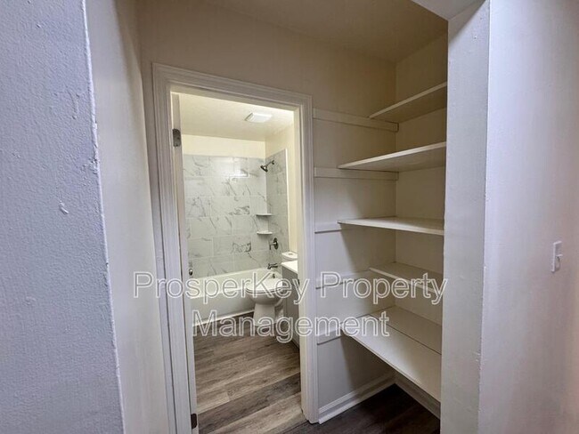 Building Photo - 3660 Stratford Dr