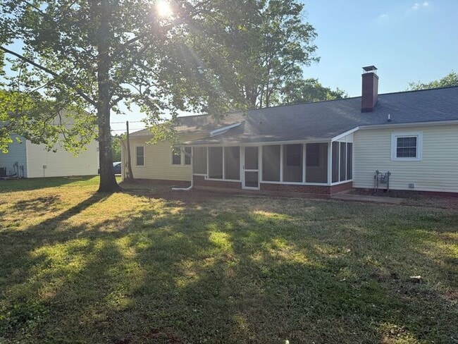 Building Photo - Charming Vintage Ranch, Den, Fireplace, Screened Porch