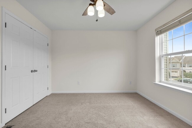 Building Photo - 3 bedroom Townhouse