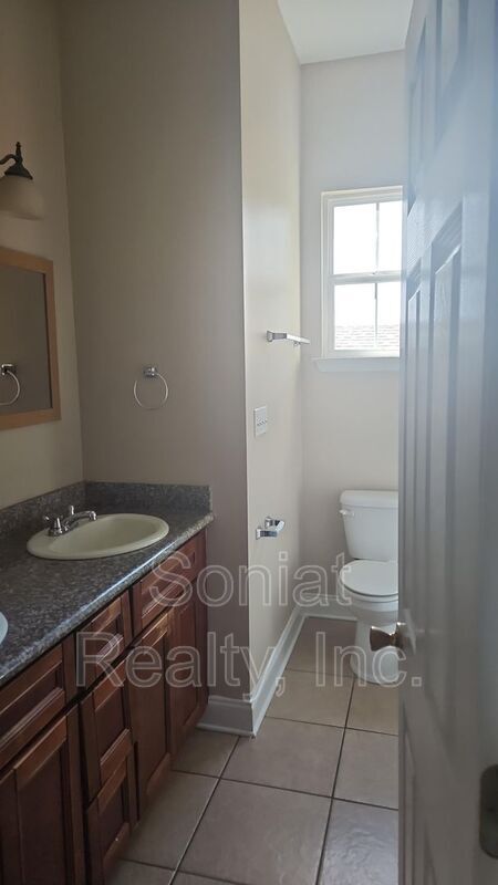 Building Photo - 5922 Marigny St