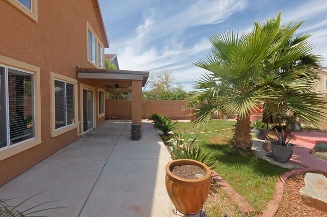 Building Photo - 14878 W Bloomfield Rd