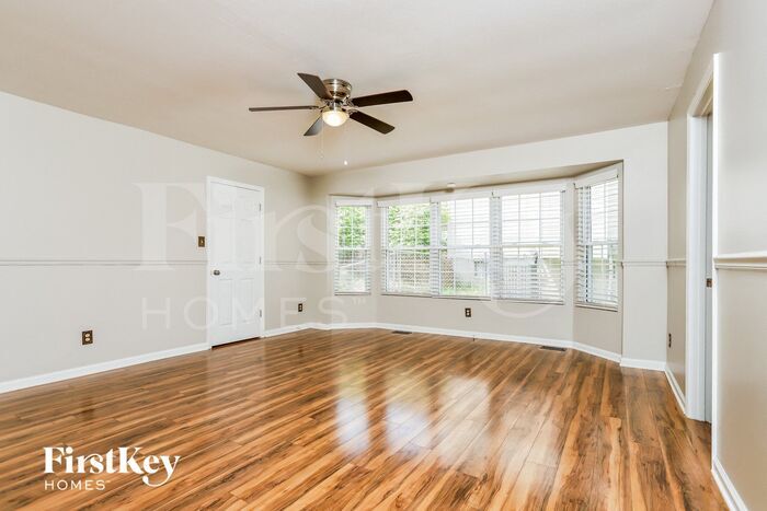 Building Photo - 650 Silver Maple Dr