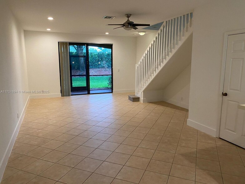Building Photo - 4256 Vineyard Cir