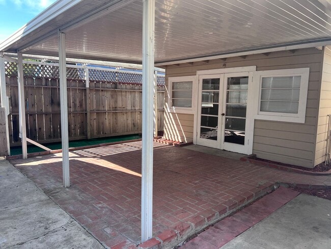 Building Photo - 1655 Catherine St